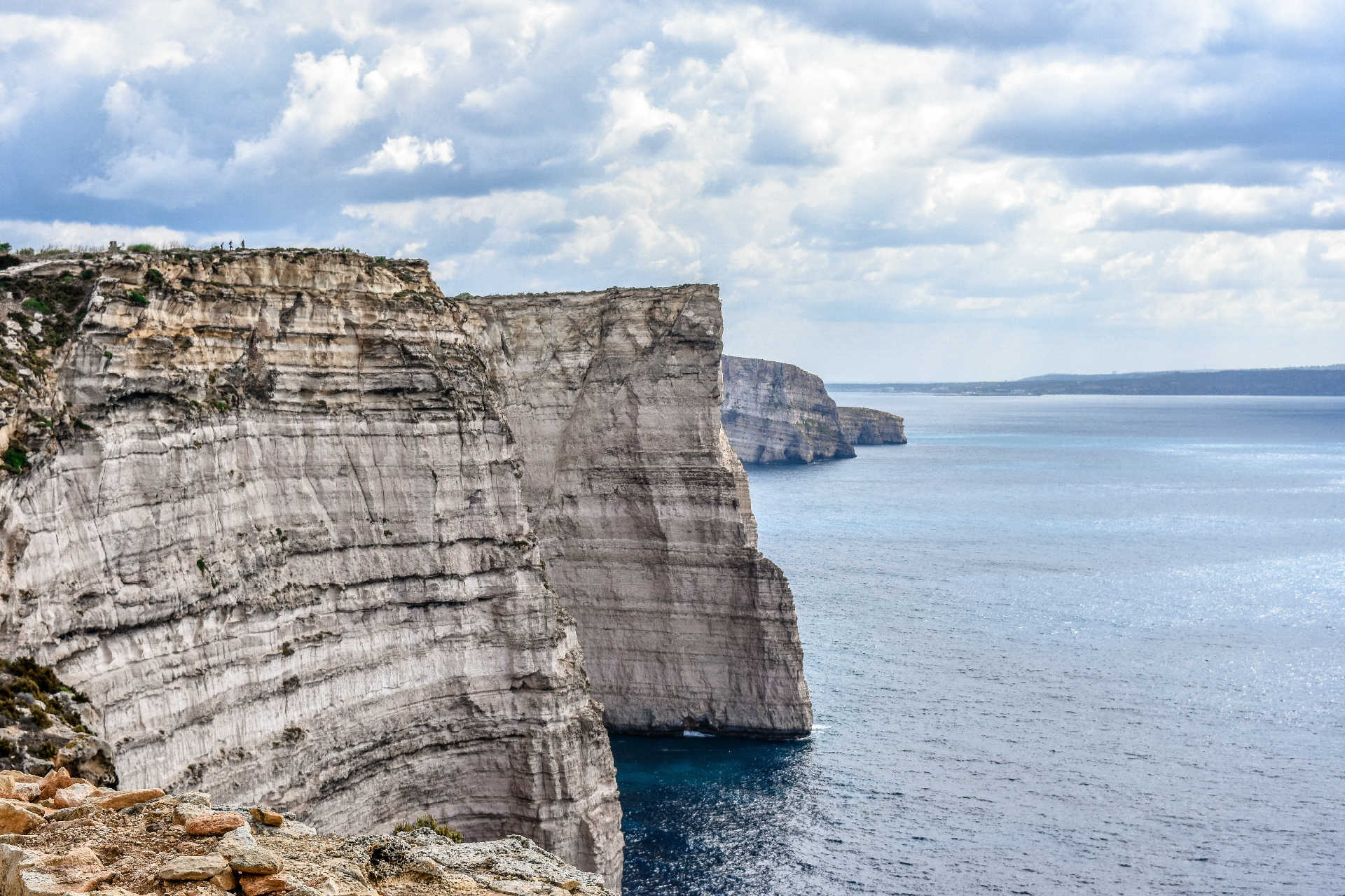 Hohe Kalksteinklippen an der Südküste der maltesischen Insel Gozo mit Blick aufs Meer