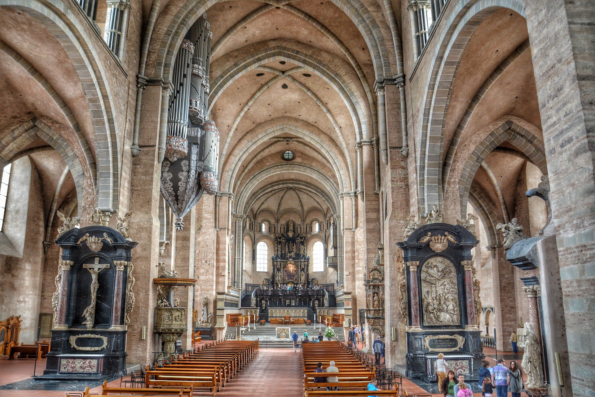 Blick in das imposante Innere des Trierer Doms mit Altar und Gewölben