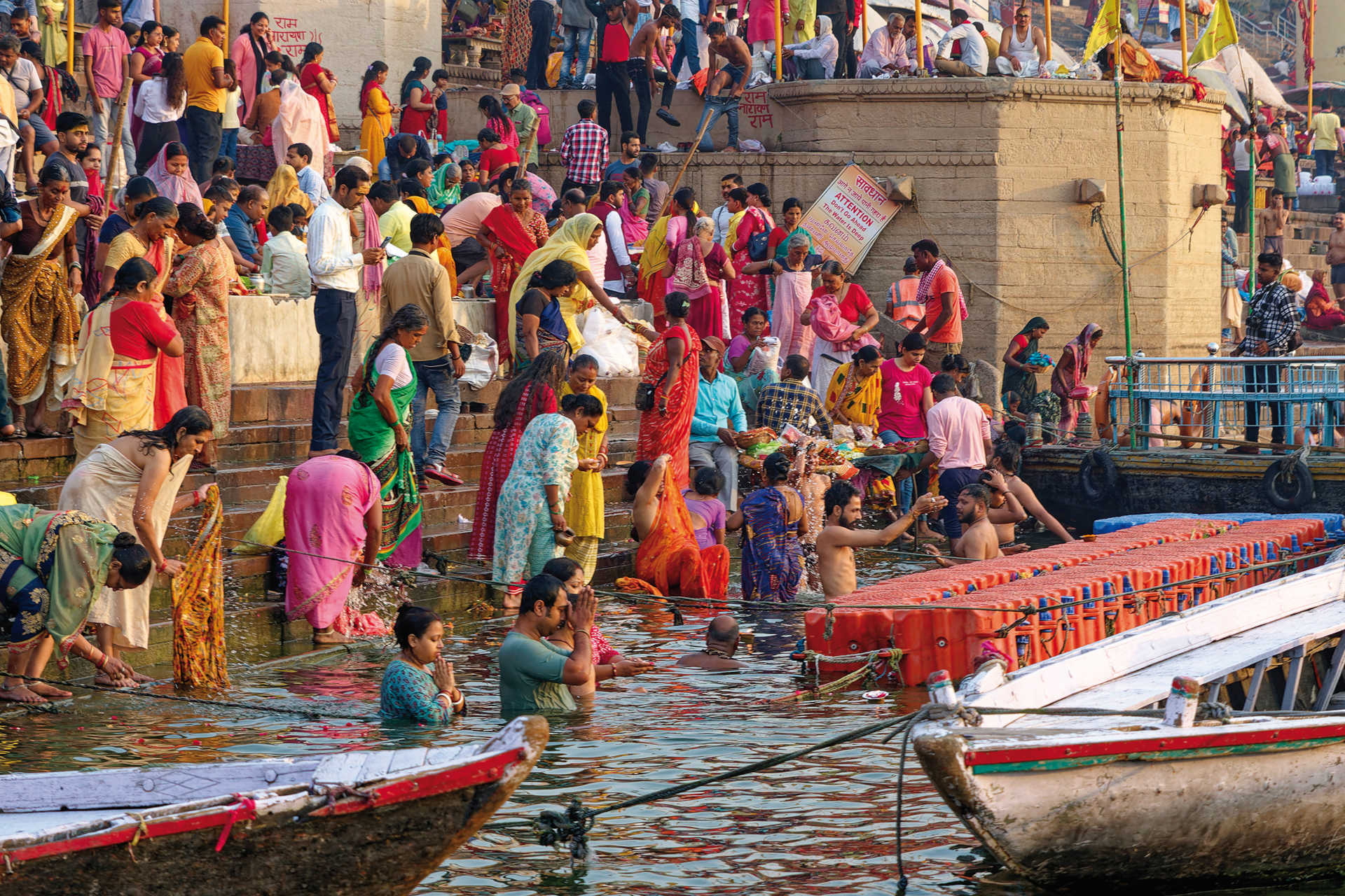 Menschenmengen beim rituellen Bad an den Ghats von Varanasi im heiligen Fluss Ganges