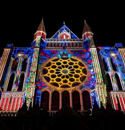 Buntes Rosettenfenster mit Maßwerk und Szenen aus dem Leben Christi in Notre-Dame