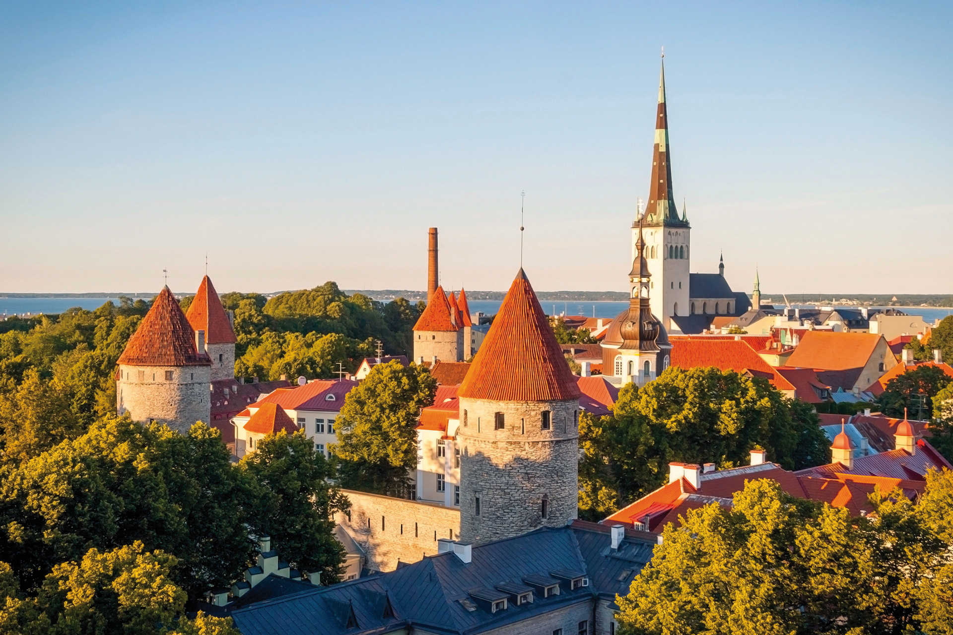 Mittelalterliche Türme und Kirchturm der Altstadt von Tallinn mit Blick zur Ostsee