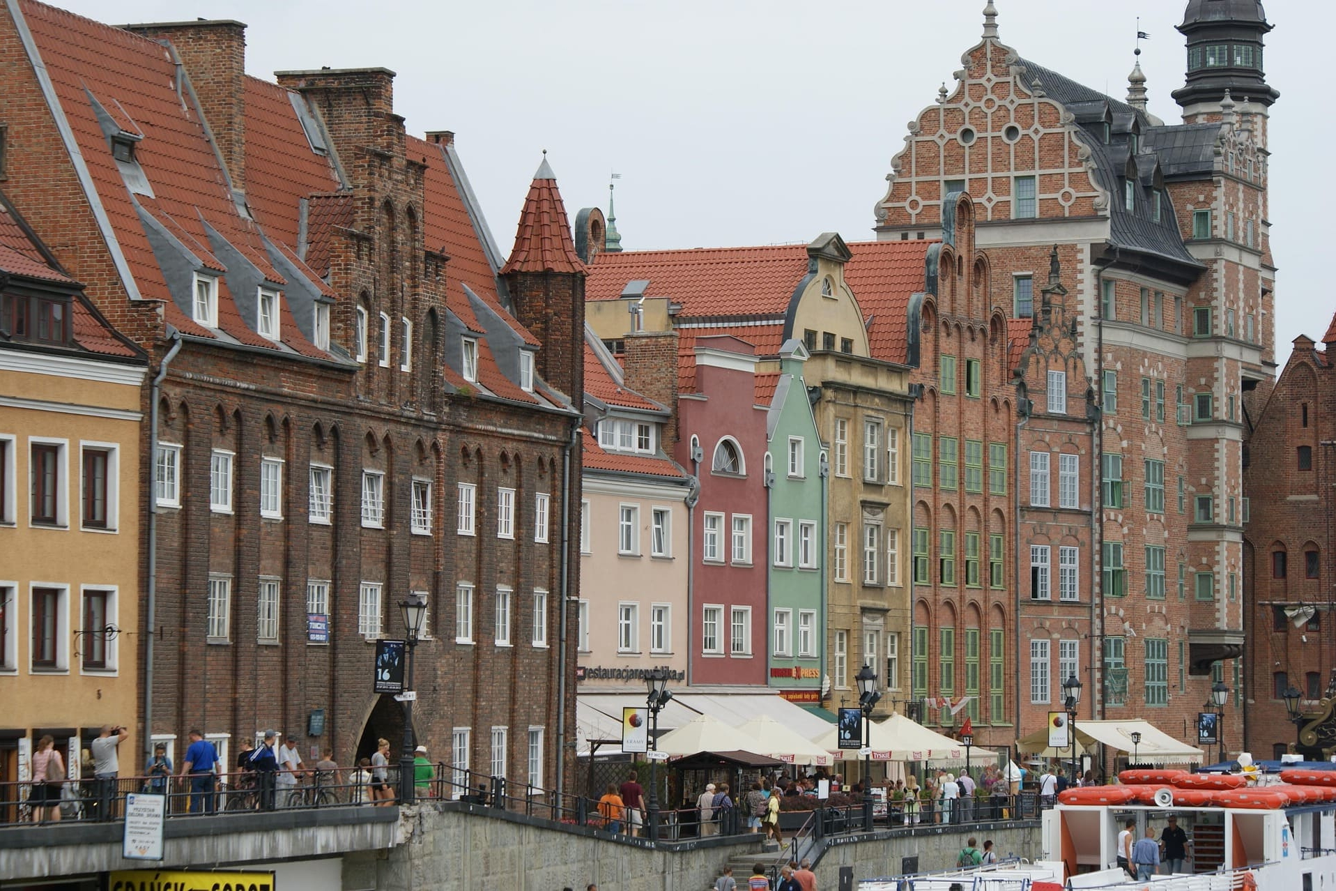 Bunte Bürgerhäuser im hanseatischen Stil an der Uferpromenade von Gdańsk, Polen