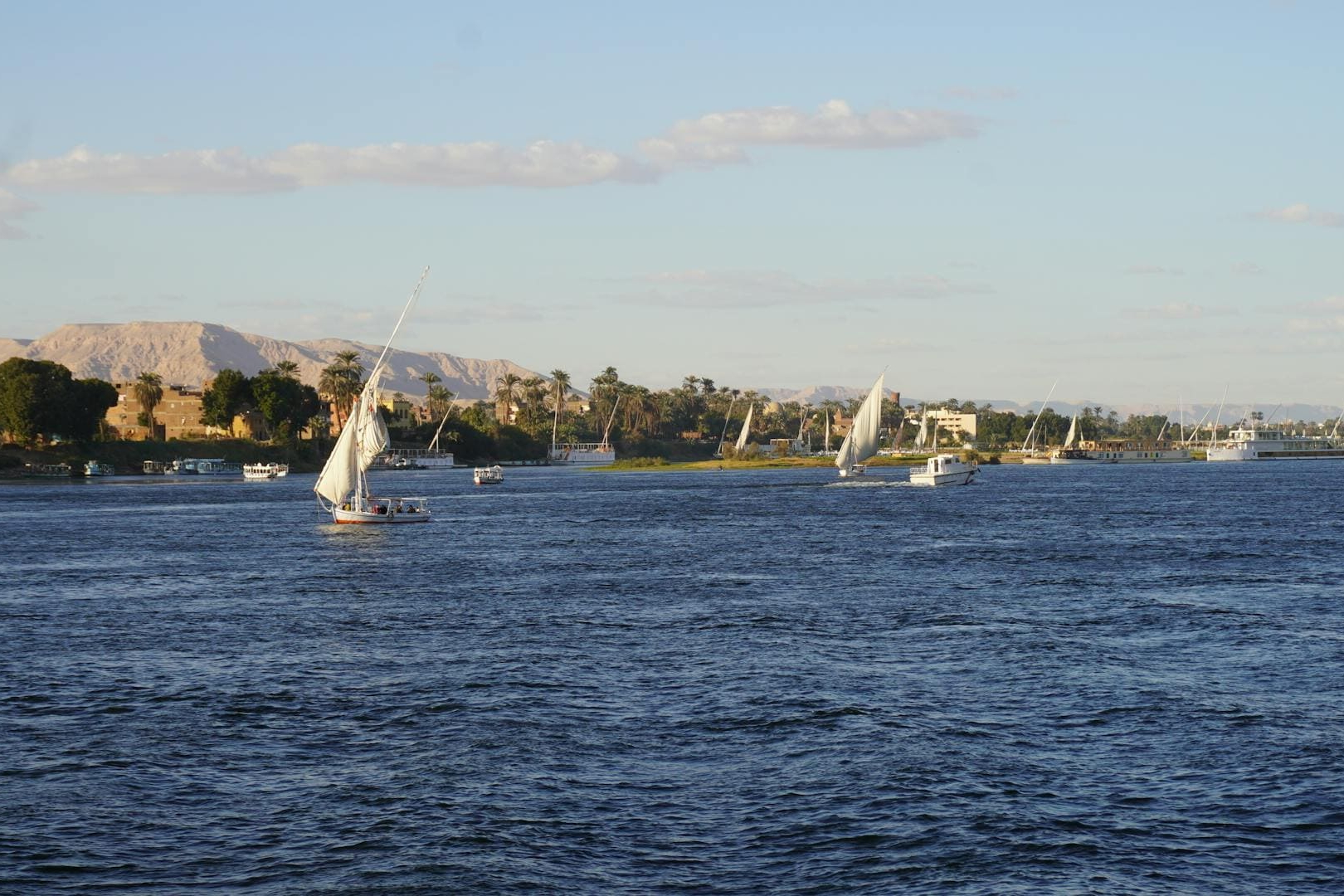 Blick auf den Nil mit Segelbooten und grünen Ufern in Ägypten