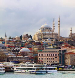 Süleymaniye-Moschee über Altstadtvierteln mit Fähren im Vordergrund am Goldenen Horn