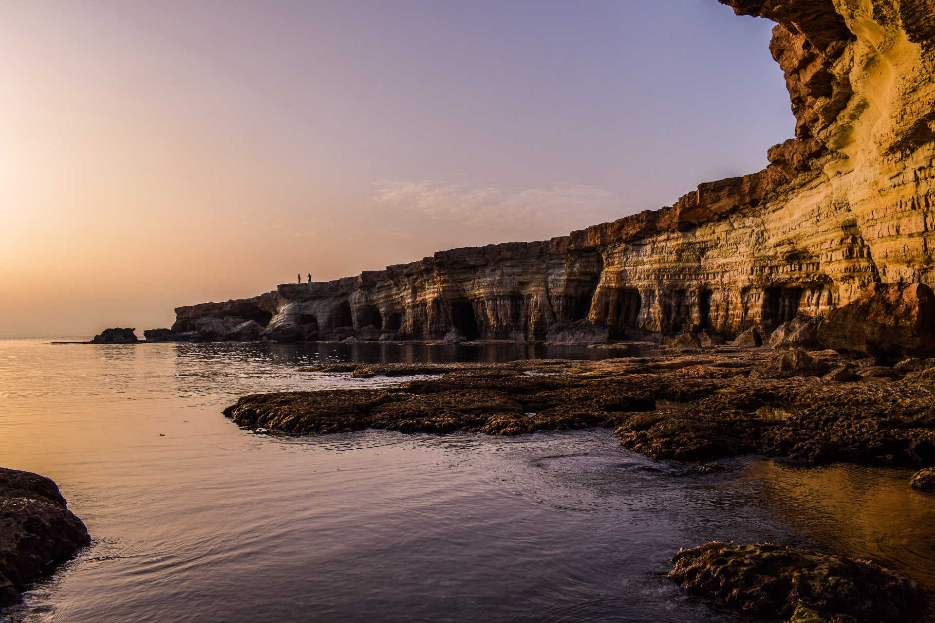 Felsige Küste mit Höhlen und Abendstimmung bei den Grotten von Ayia Napa