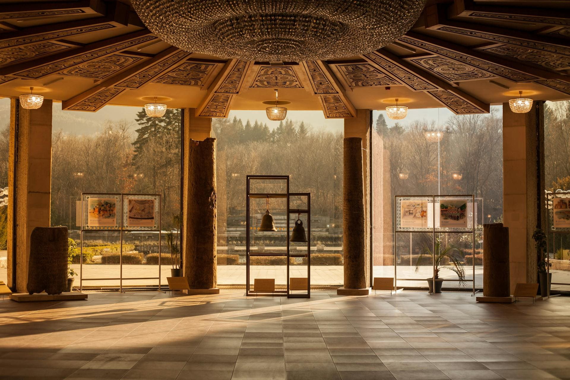 Große Halle mit Glaswänden, Deckenverzierung und Ausstellungsstücken