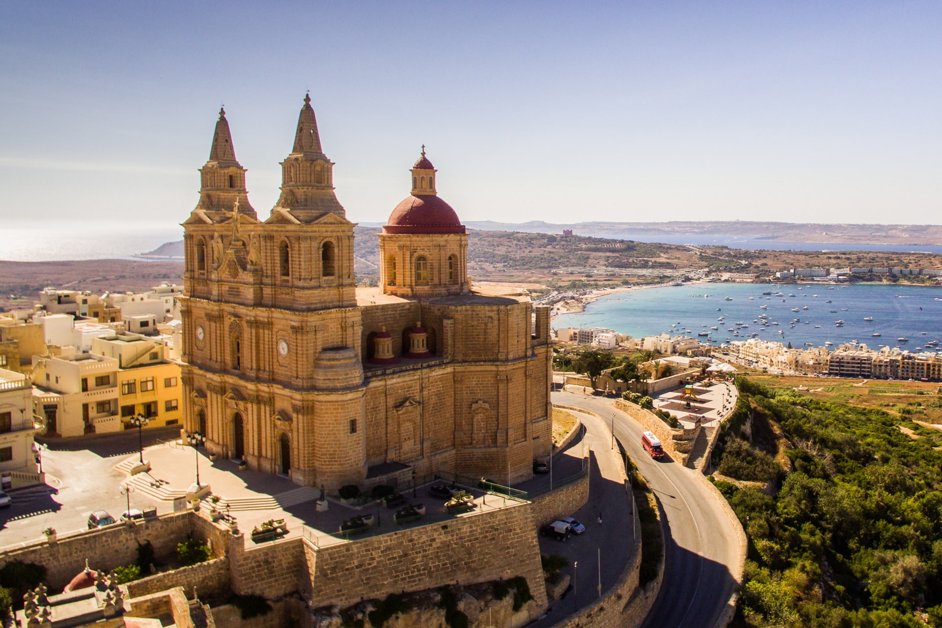 Luftaufnahme der Wallfahrtskirche Unserer Lieben Frau von Mellieha mit Blick auf die Küste