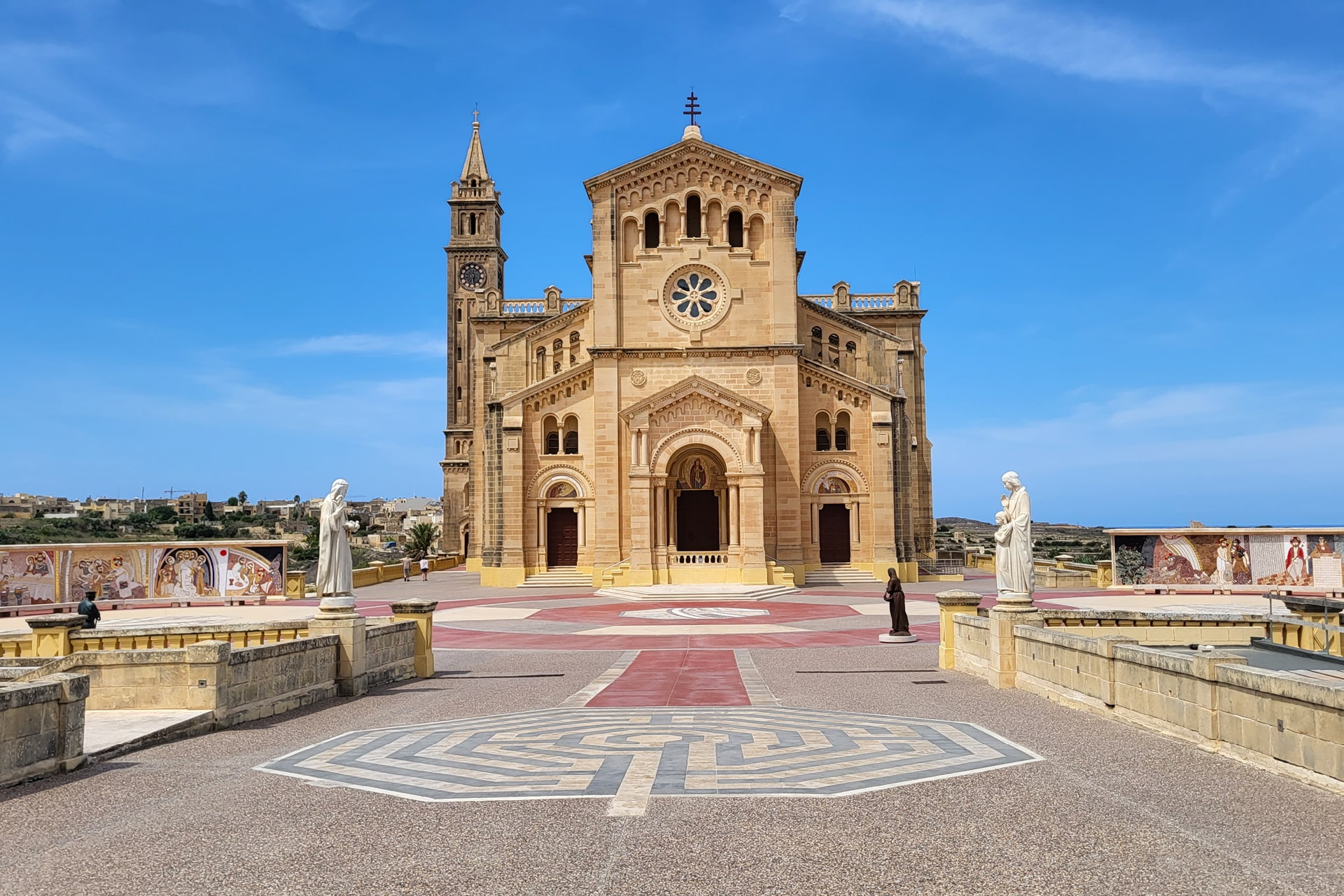 Frontansicht der Basilika ta’ Pinu auf der Insel Gozo unter blauem Himmel