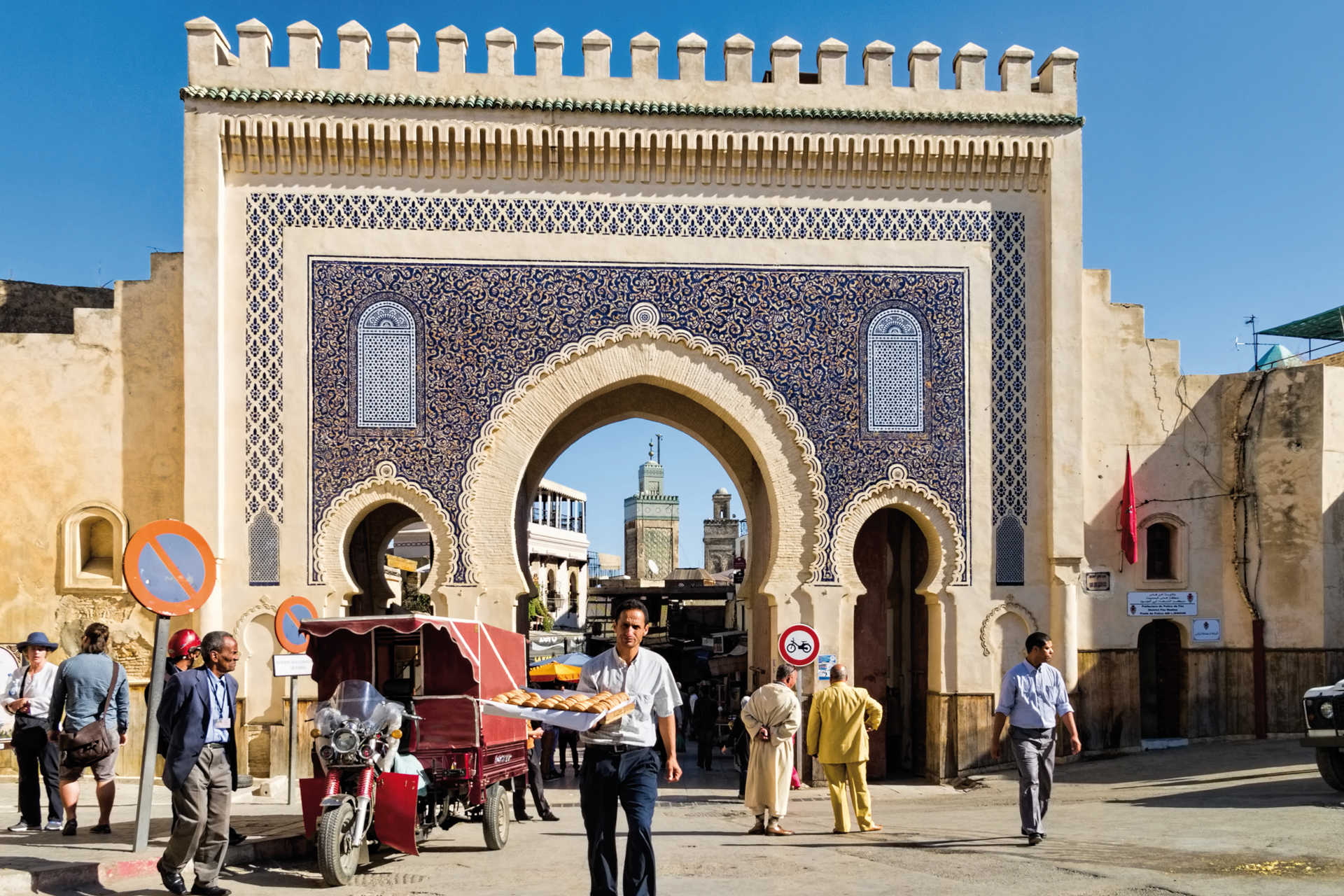 Bab Bou Jeloud, reich verziertes Stadttor mit blauem Mosaik in der Medina von Fès