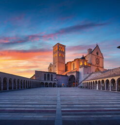 Großer Arkadenhof mit Kirche im Abendlicht
