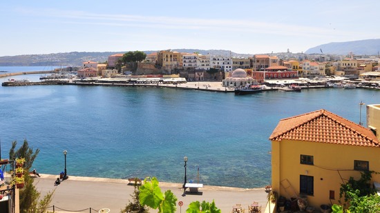 Bunte Häuser und Kuppelgebäude am klaren Wasser des Hafens