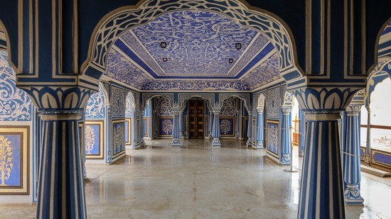 Reich verzierter Raum mit blauen Säulen und gemusterten Decken