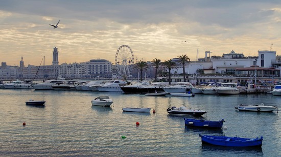 Kleine Boote und Yachten vor Stadtpromenade mit Riesenrad und Turm