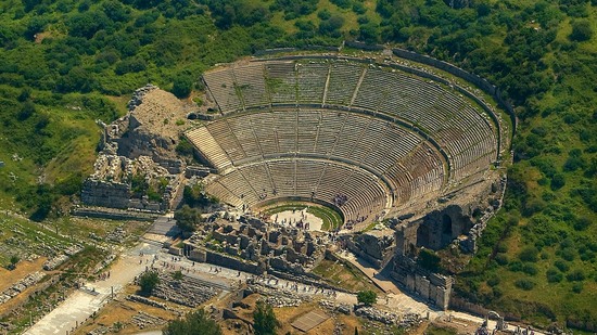 Halbrundes römisches Theater mit Ruinen und steilen Sitzreihen