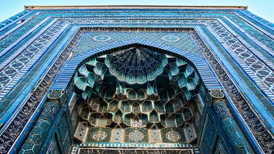 Reich verzierte blaue Fliesenfassade mit geometrischen Mustern