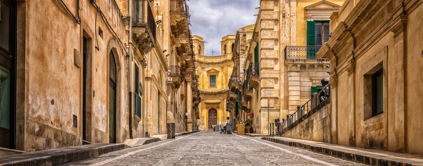 Pflasterstraße mit barocken Fassaden in der Altstadt von Noto auf Sizilien
