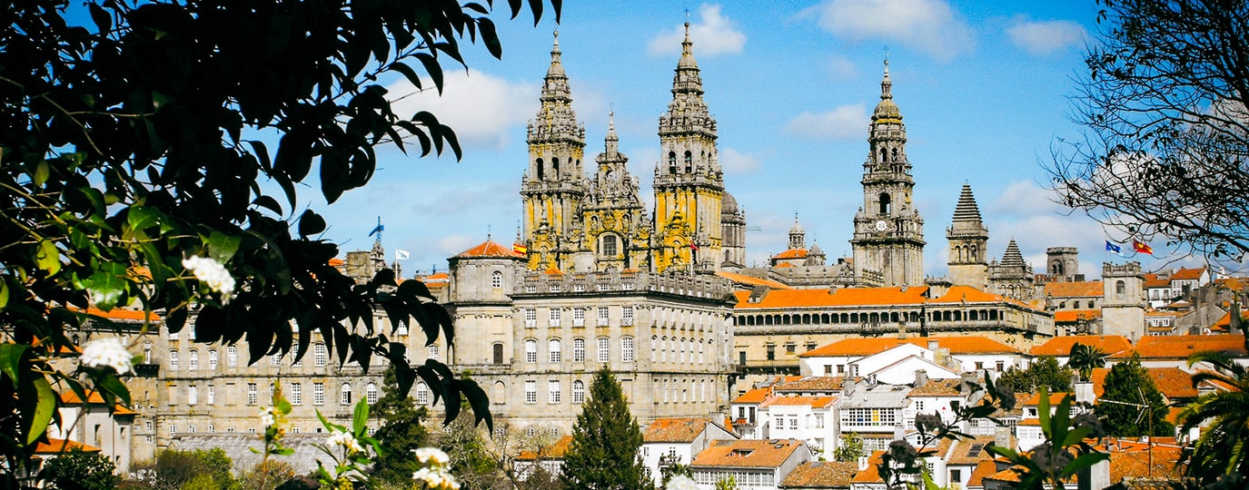 Blick auf die Kathedrale von Santiago mit Türmen und roten Dächern