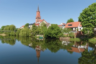 St. Marien-Andreas Kirche am Stadtkanal am Alten Hafen in Rathen